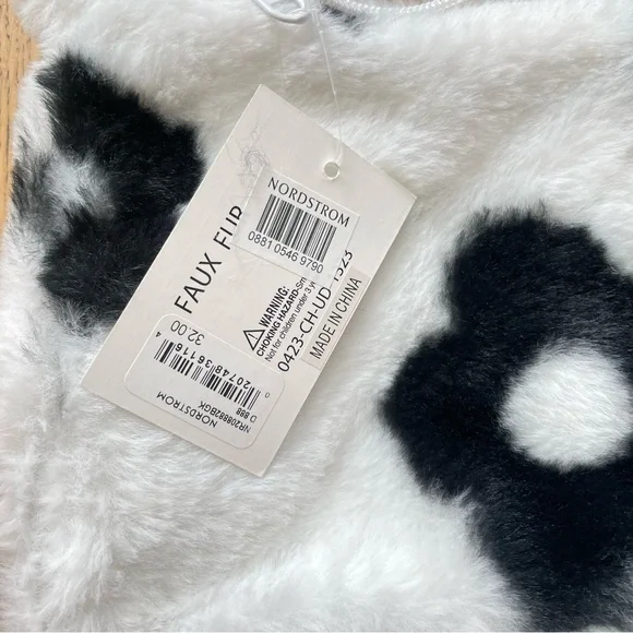 Girls White Fuzzy Daisy Plush Clutch For Cute Adventures 7”x9” - Picture 2 of 6